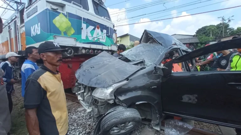 Insiden Kecelakaan Antara 2 Mobil Tertabrak Kereta di Bekasi