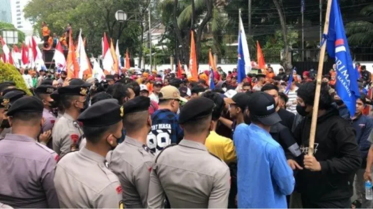 Polda Metro Jaya Amankan Pendemo di Kantor KPU Menteng.png