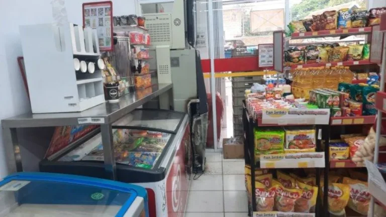 Kejadian Mencengangkan! Pencurian HP Di Sebuah Minimarket Di Depok Bermodus Membeli Barang