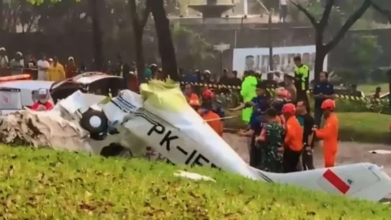 Insiden Jatuhnya Pesawat Aerobatik Di Kawasan BSD Tangsel