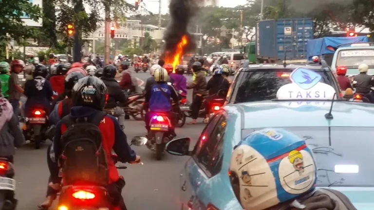 Insiden Kebakaran! Sebuah Motor Listrik Mengalami Kebakaran di Jalan Tegar Beriman
