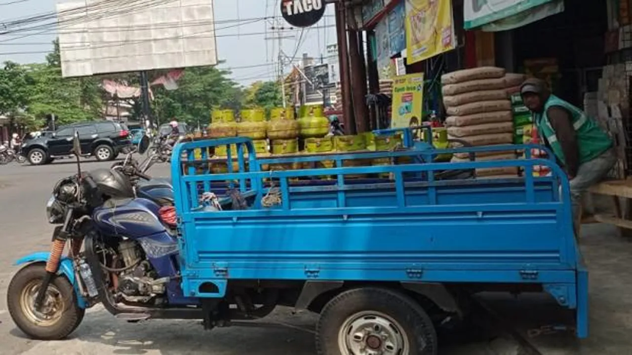 Sepeda Motor Roda Tiga dengan Tabung Gas Elpiji Terjun ke Jurang Sungai Kota Depok