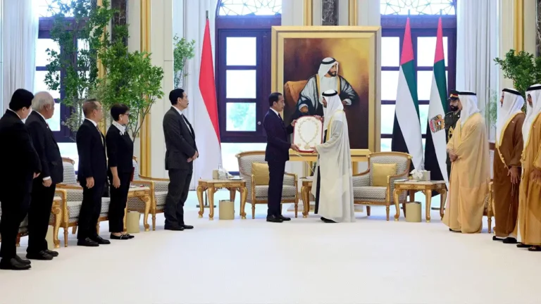 Wow! Presiden Jokowi Raih Penghargaan Order of Zayed dari MBZ