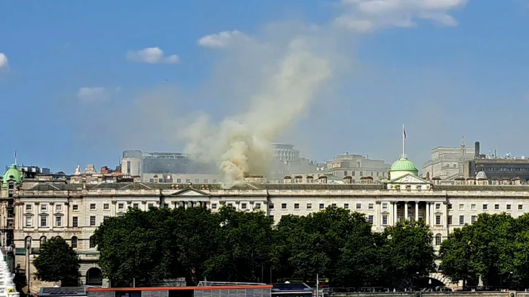 20 Mobil Pemadam Kebakaran Dikerahkan di Somerset House London