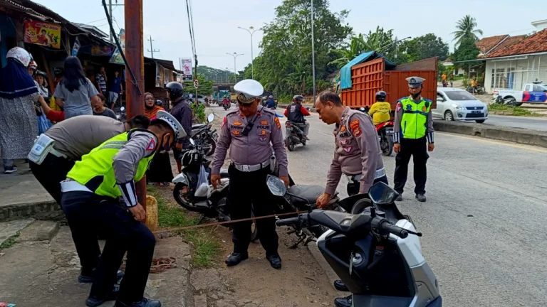 Ayah Siswa Korban Kecelakaan Tak Kuasa Menahan Tangis di TKP