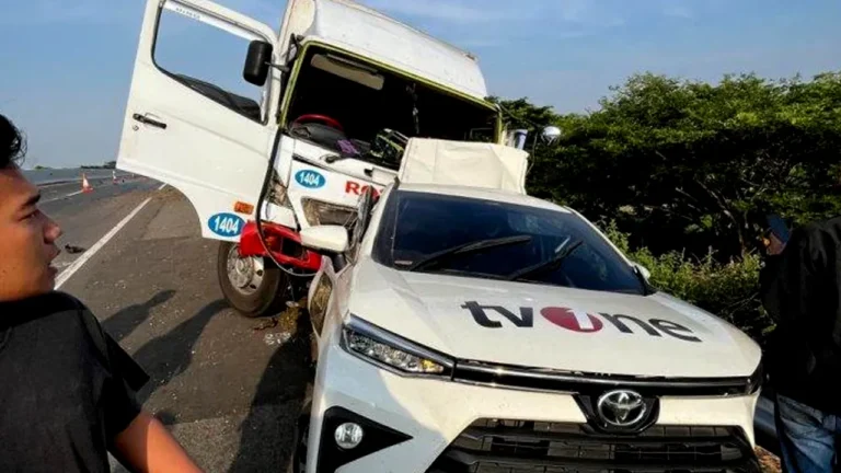 Mobil Rombongan TV One Terlibat Kecelakaan dengan Truk di Tol Pemalang