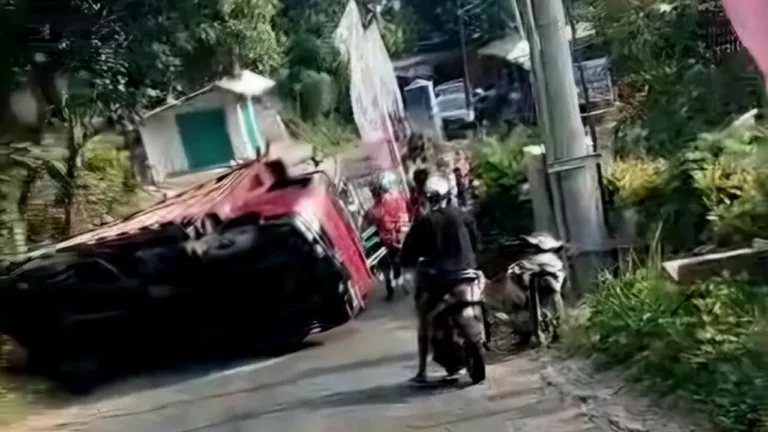 Truk Gak Kuat Nanjak Sopir Pikap di Bogor Terjepit